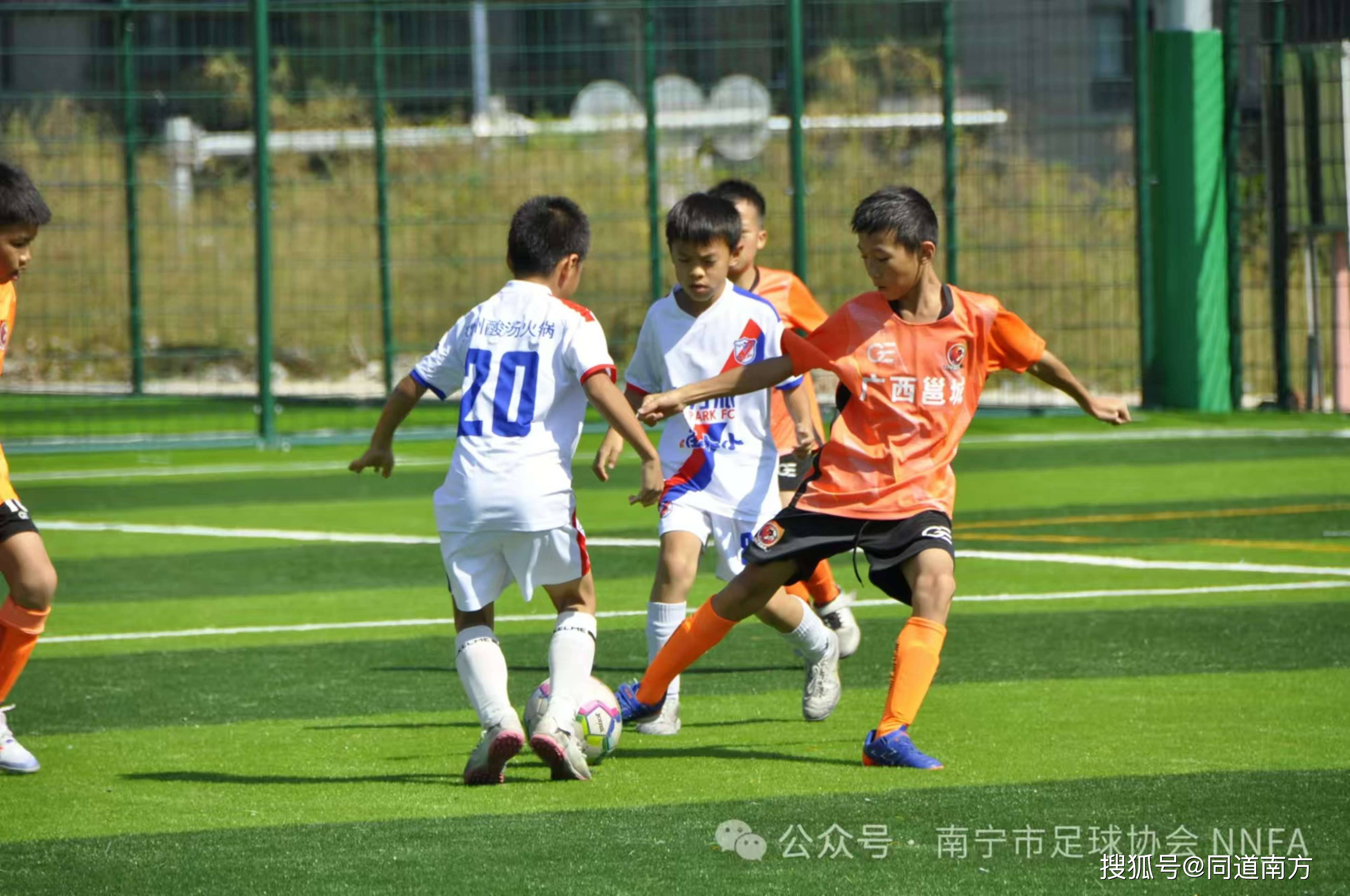 足球职业联赛激烈竞争引领风潮