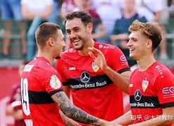 VfB斯图加特后卫因传球不精遭批评，努力提升技术水平
