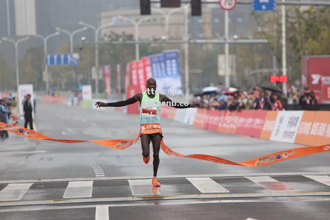 肯尼亚长跑选手奔跑出精彩，夺取奖牌