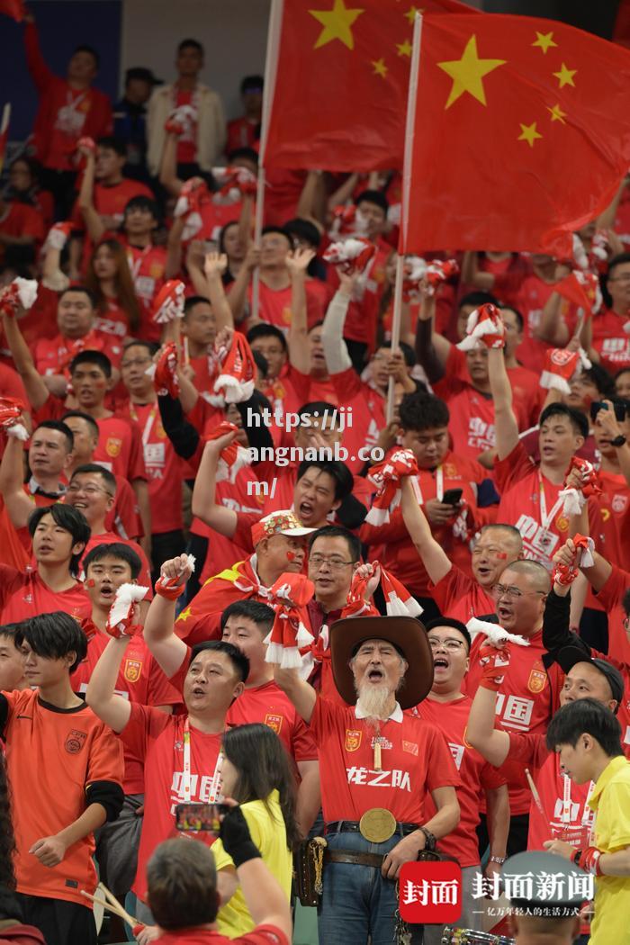 江南体育-现场氛围火爆！球迷们为自己心仪的球队加油助威