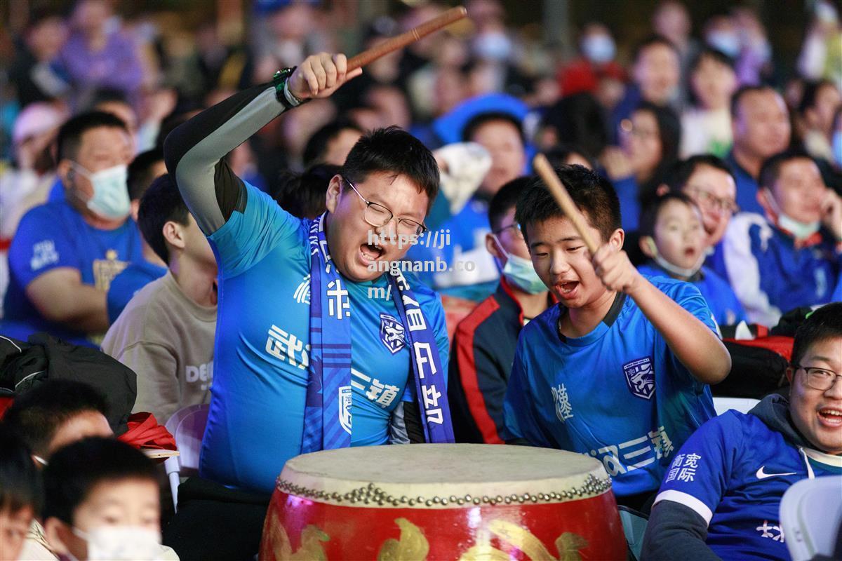 现场氛围火爆！球迷们为自己心仪的球队加油助威