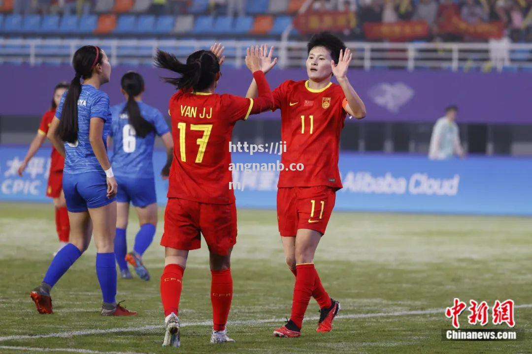 火爆场面！中国女足球员大秀进攻技巧
