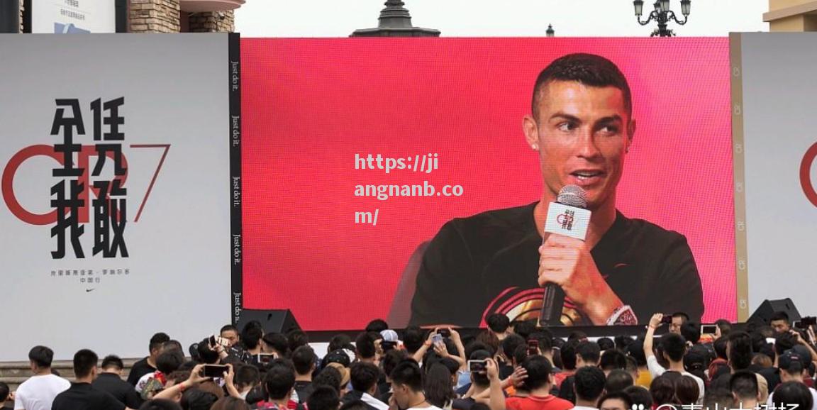 江南体育-足球比赛中球员表现出色，引发球迷热议