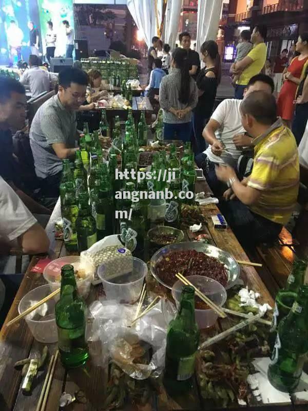 球队夺冠后队员狂欢不止，庆功宴上尽情狂欢